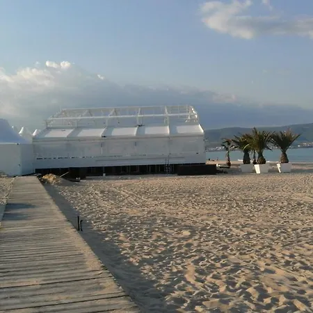 Sunny Cove * ساني بيتش
